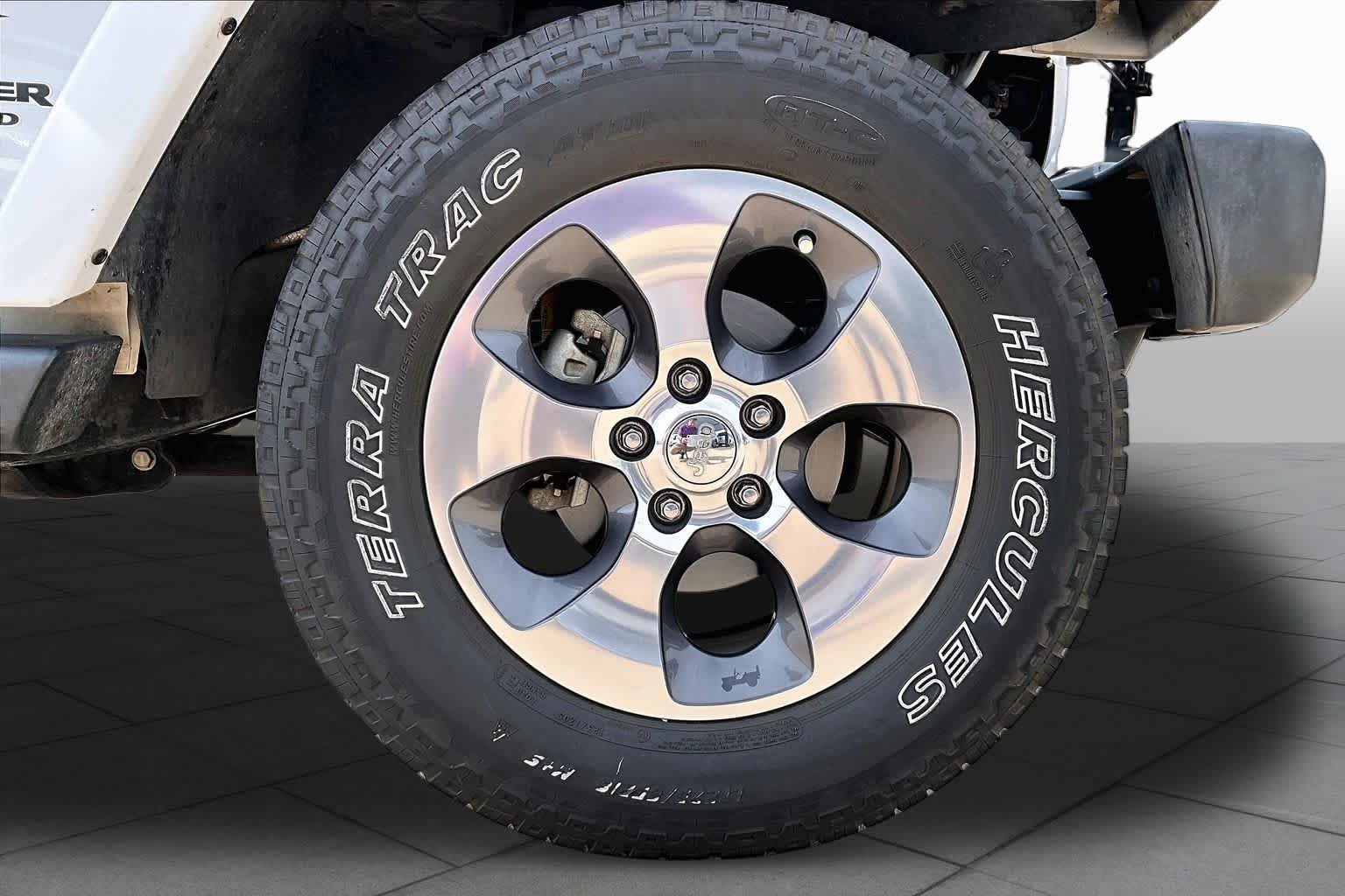 Used 2017 Bright White Clearcoat Jeep Sahara image 11