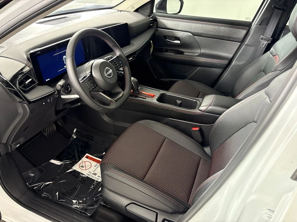 New 2026 Aspen White TriCoat / Super Black Two-tone Nissan SR image 25