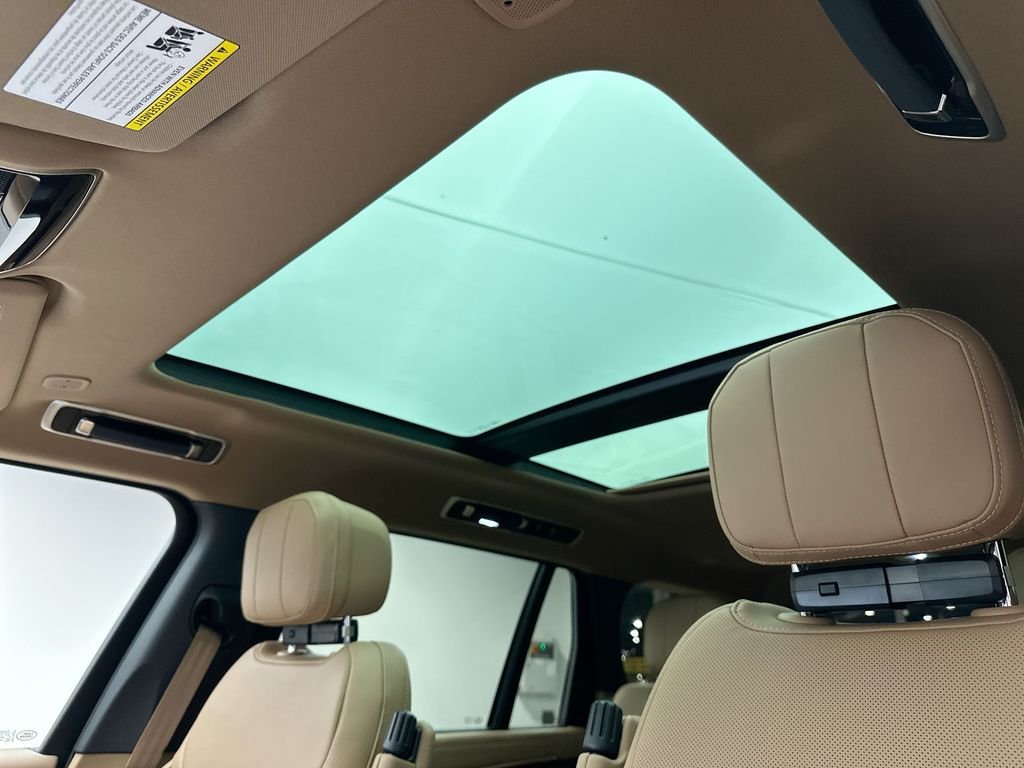 Used 2025  Land Rover SE image 8