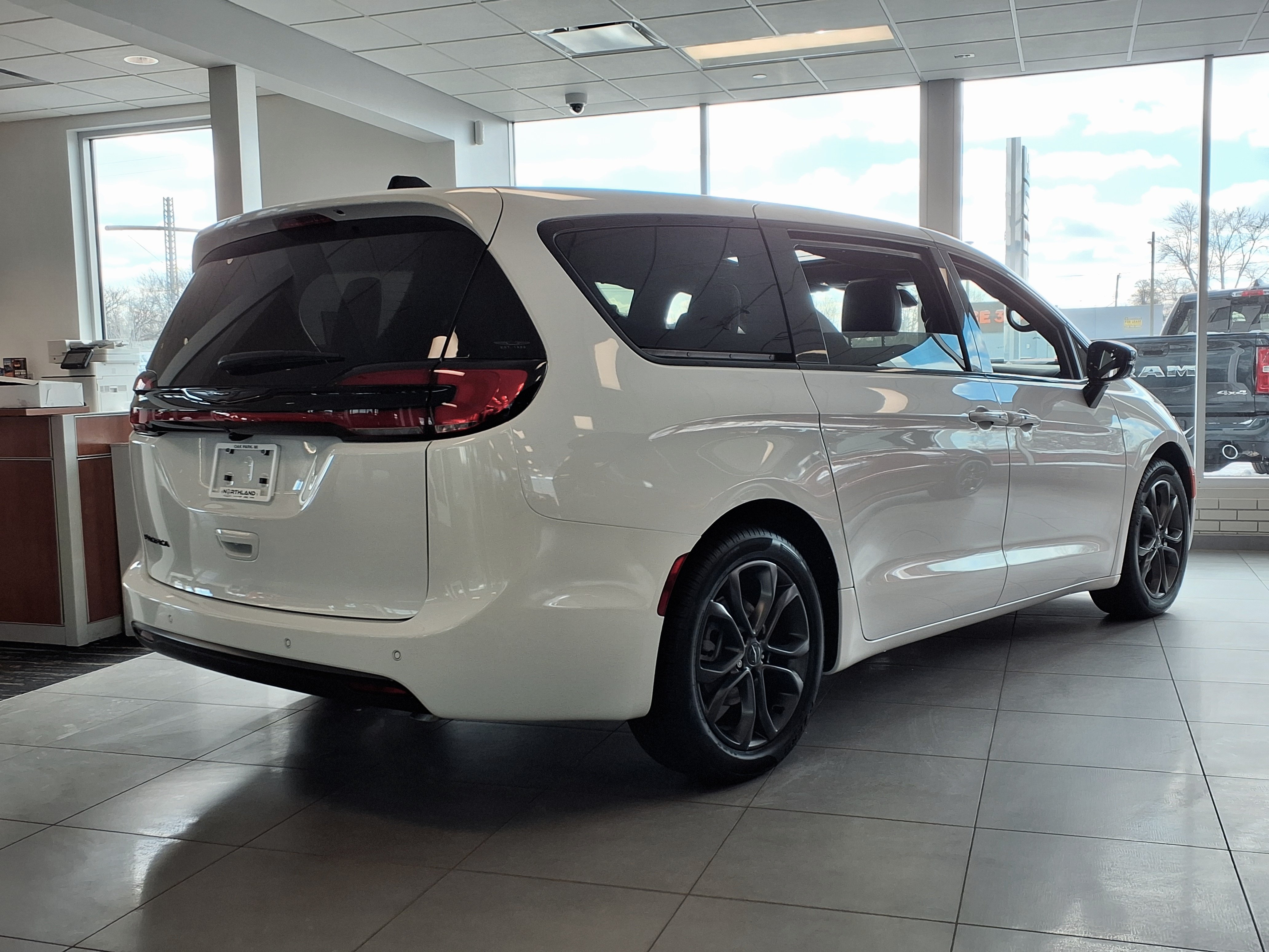 2026 Chrysler Pacifica Select - Photo 28