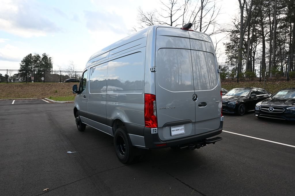 Used 2026 high-tech silver metallic Mercedes-Benz Cargo 144 WB image 4