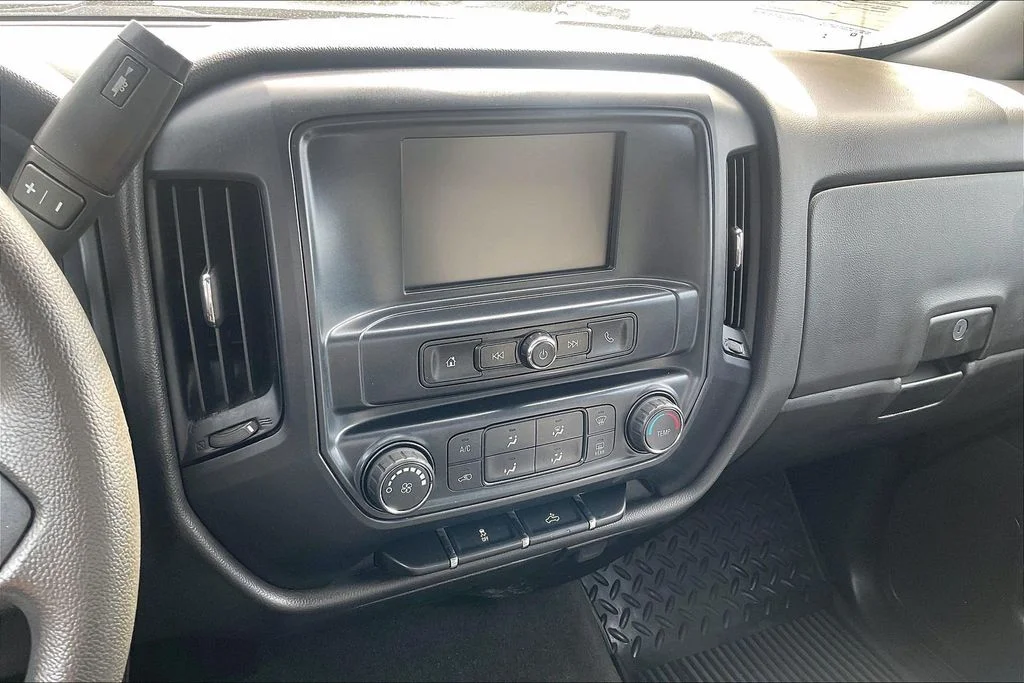 Used 2018 Silver Ice Metallic Chevrolet Custom image 5