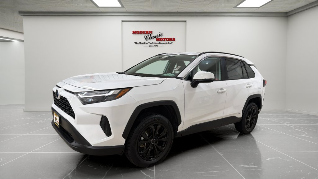Used 2025 White Toyota XLE image 1