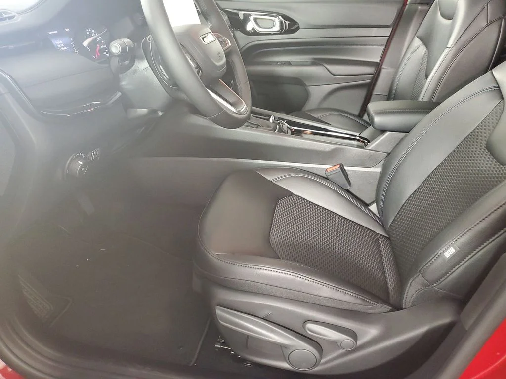 New 2026 Red Hot Pearl-Coat Exterior Paint Jeep Latitude image 11
