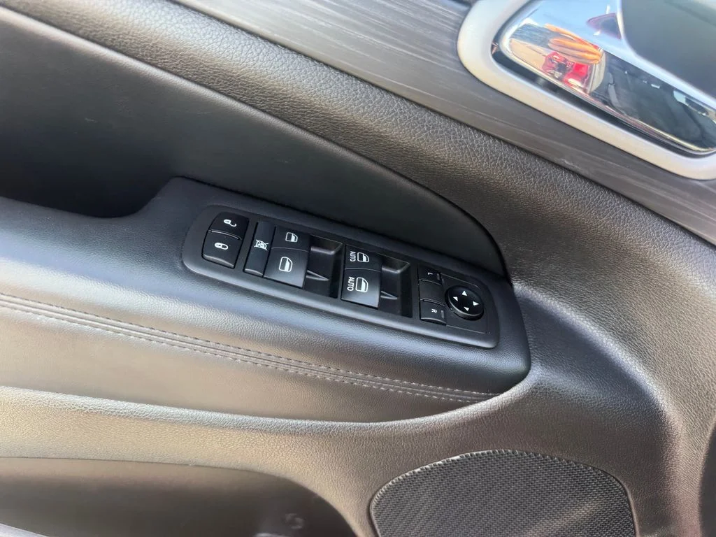Used 2021 Red Jeep Laredo E image 6
