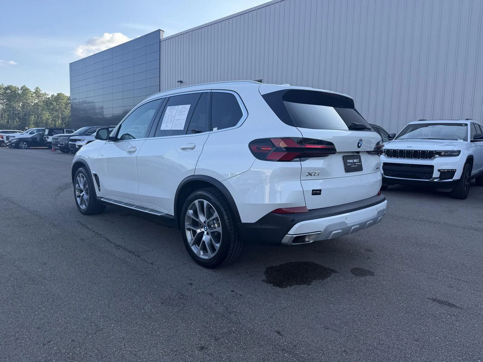Used 2024 Mineral White Metallic BMW xDrive40i image 4