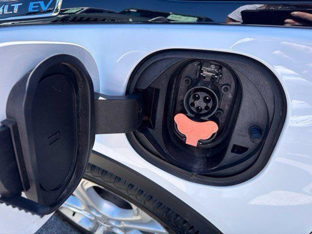 Used 2017 White Chevrolet LT image 24