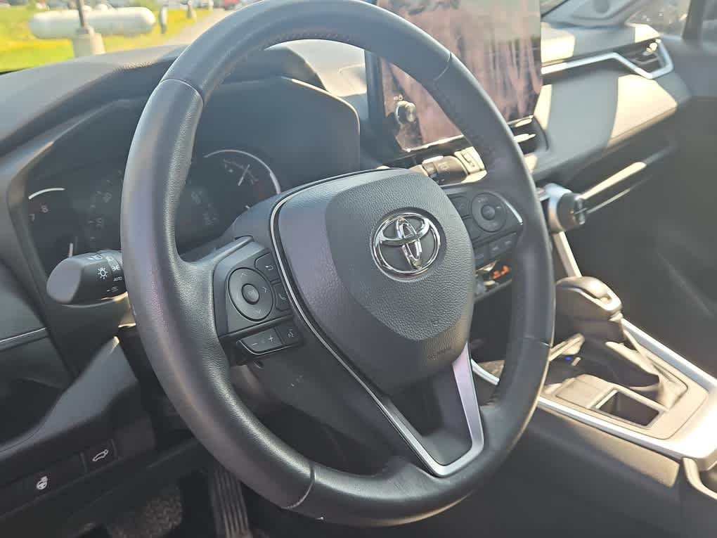 Used 2025 Silver Sky Metallic Toyota XLE Premium image 14