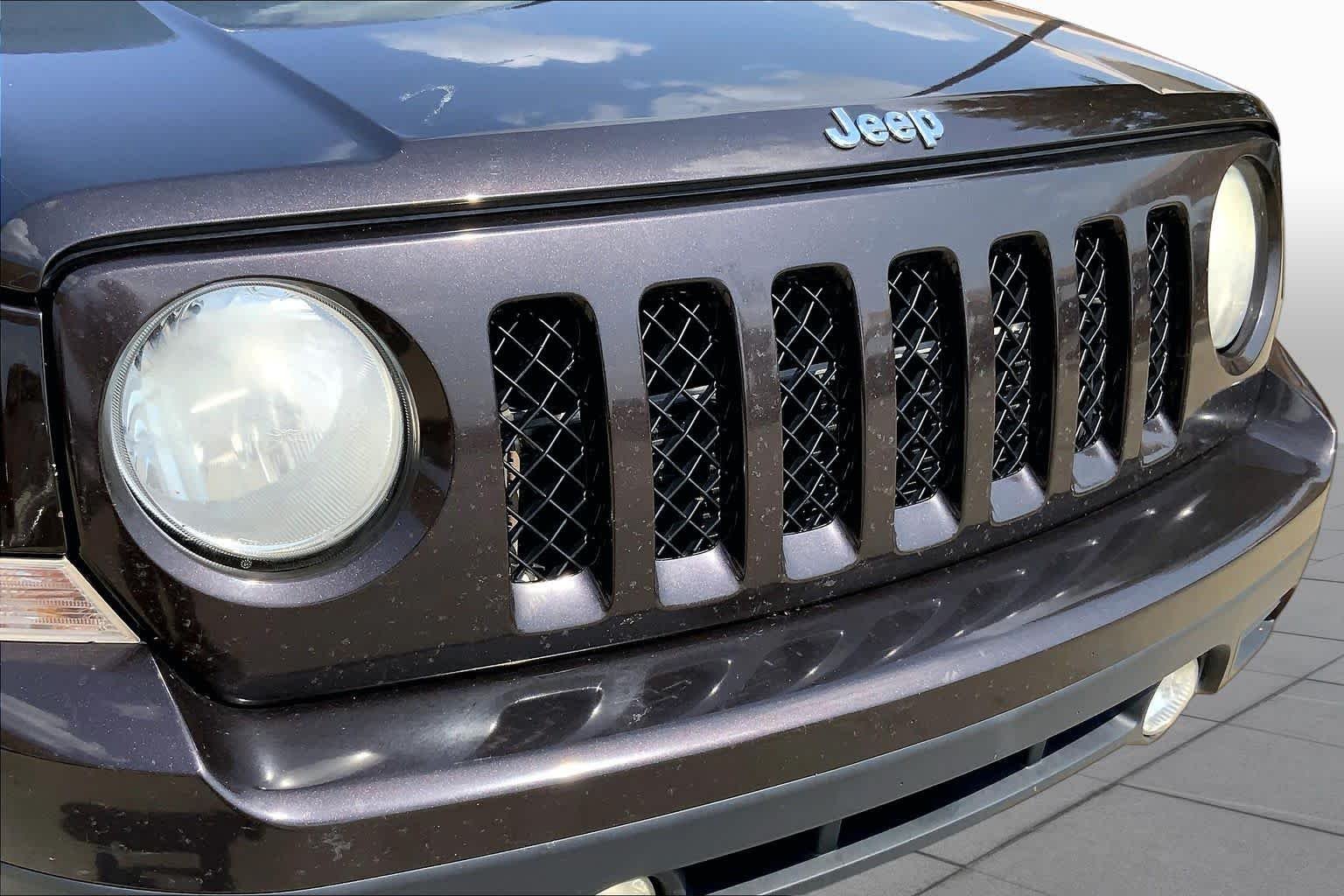 Used 2014 Rugged Brown Pearlcoat Jeep Latitude image 31