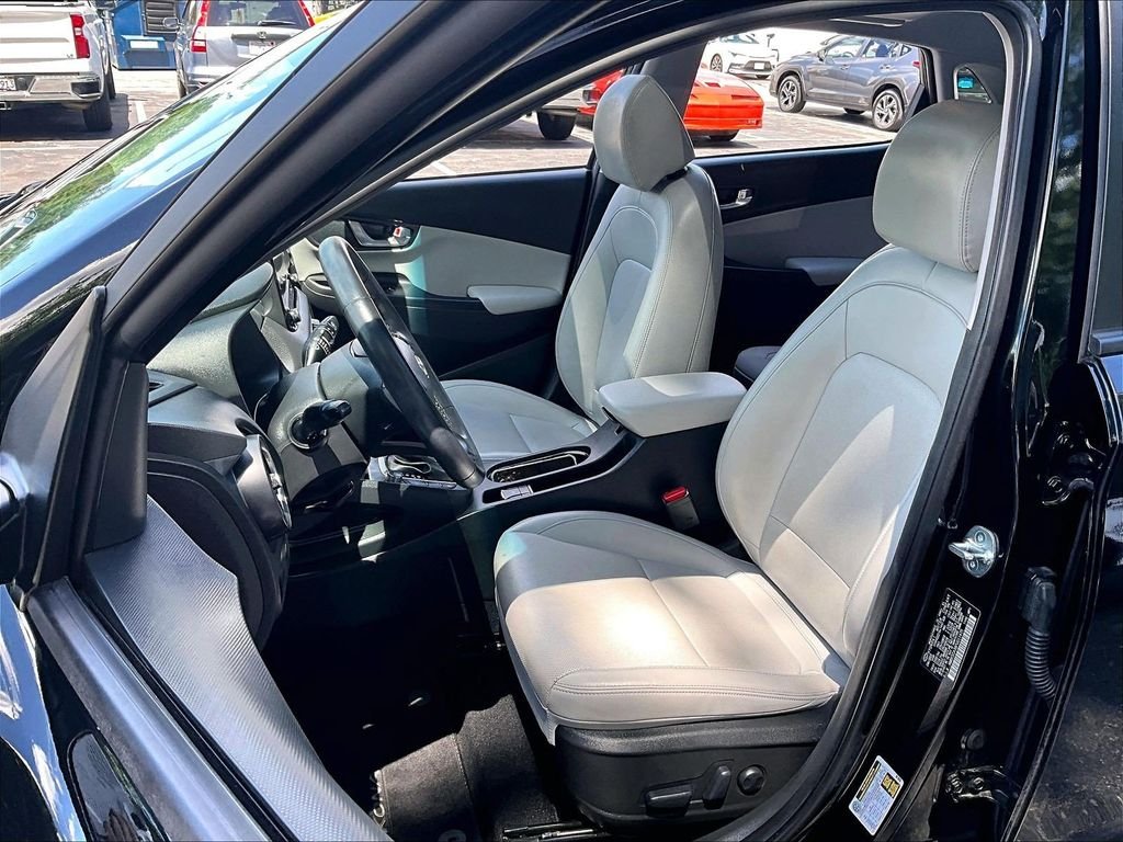 Used 2023 Black Hyundai Limited image 10