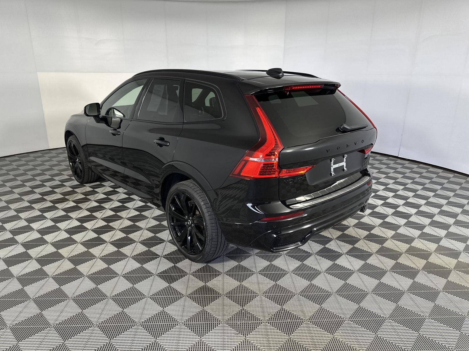 Used 2024 Onyx Black Metallic Volvo Ultimate Black Edition image 12