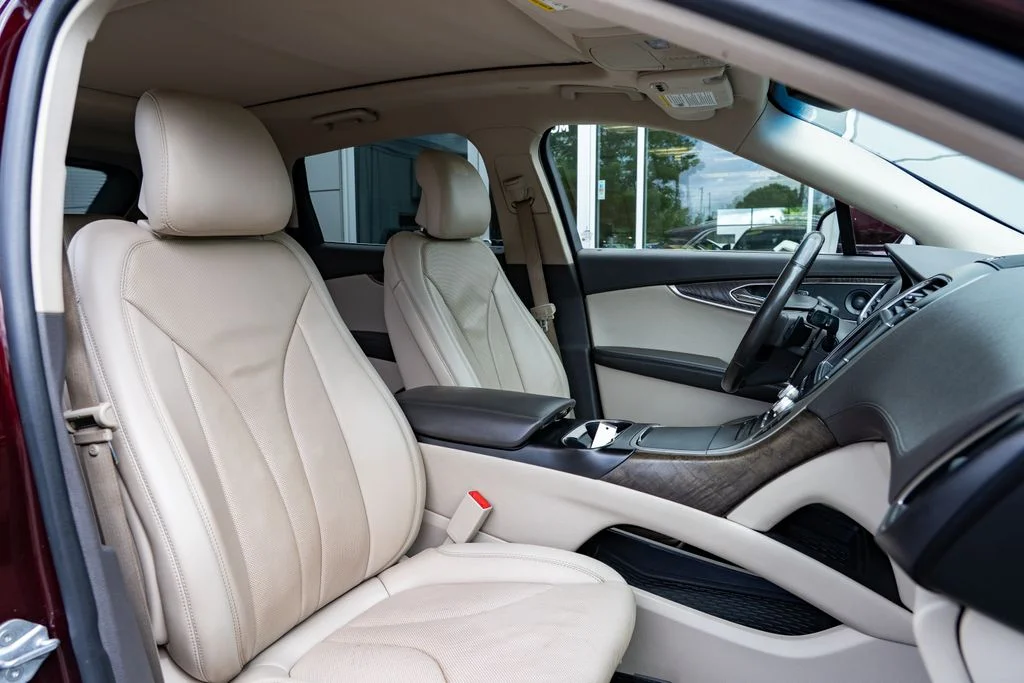 Used 2019 Red Lincoln Reserve image 26