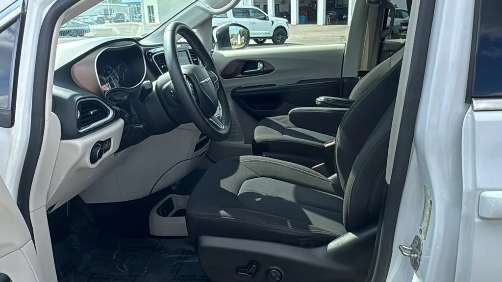 Used 2023 White Chrysler LX image 6