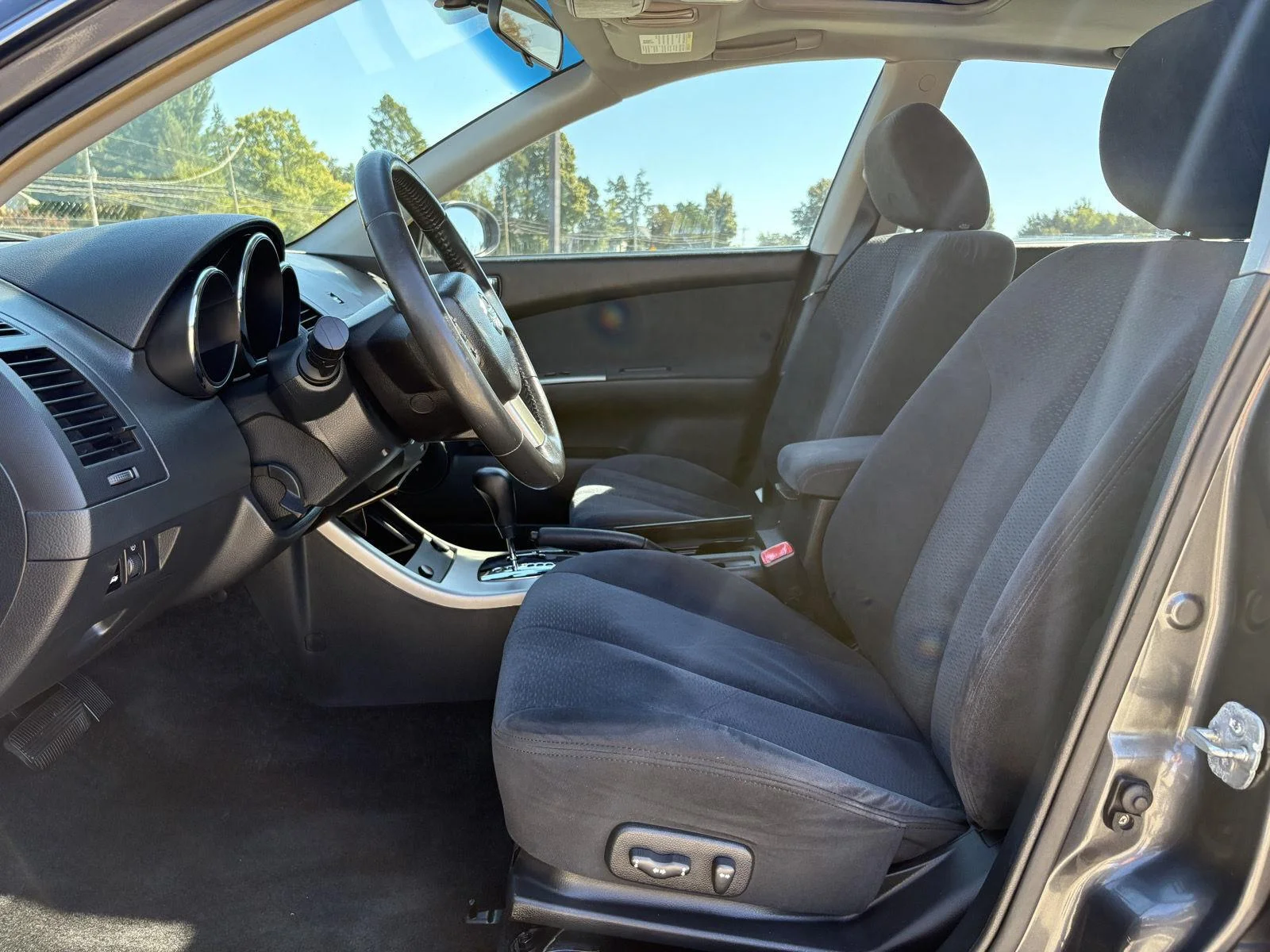 Used 2005 Smoke Metallic Nissan 3.5 SE image 8