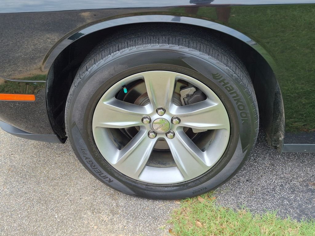 Used 2019 Black Dodge SXT image 11
