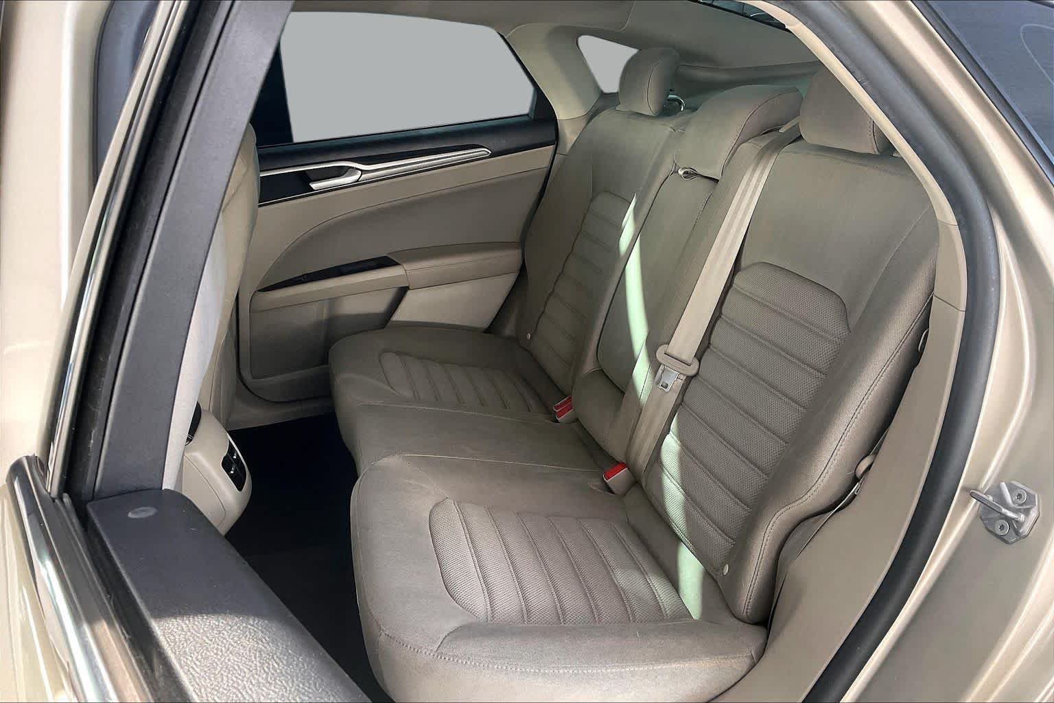 Used 2019 White Gold Metallic Ford SE image 21