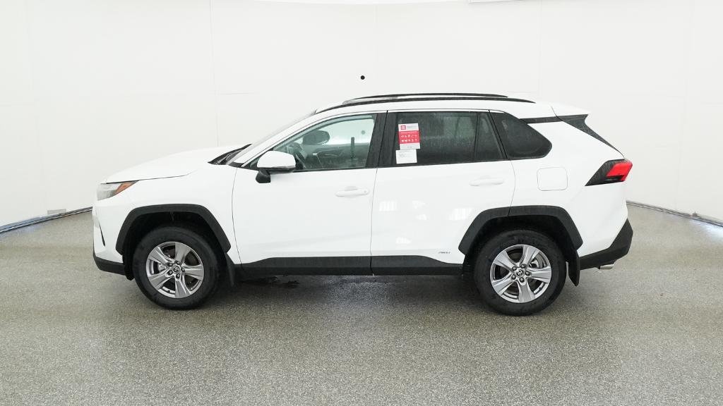 2025 Toyota RAV4 XLE - Photo 17