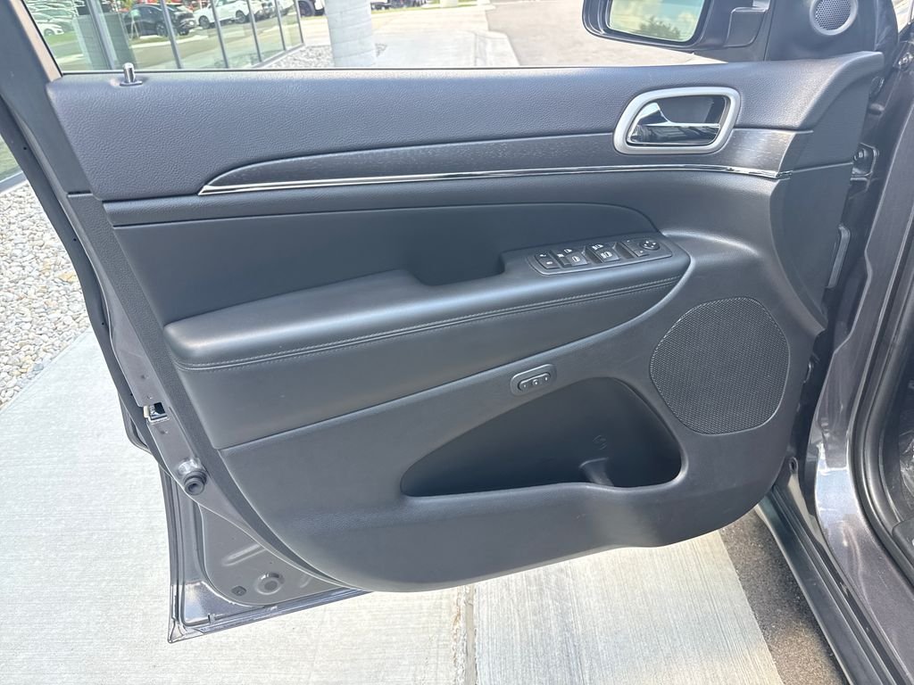 Used 2018 Gray Jeep Limited image 12