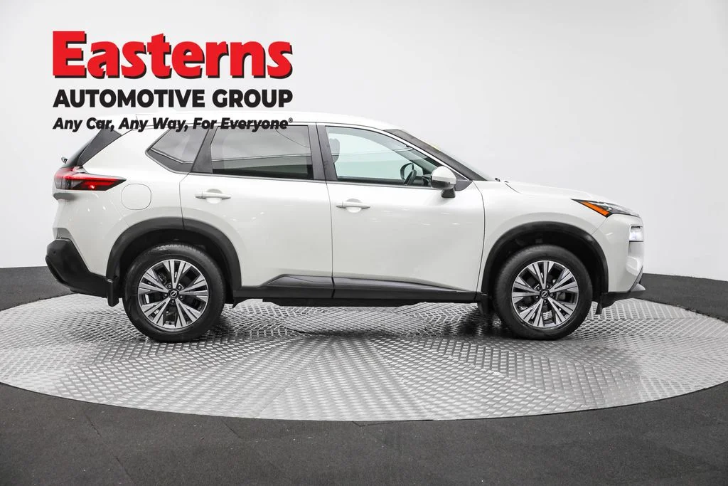 Used 2022 White Nissan SV image 4