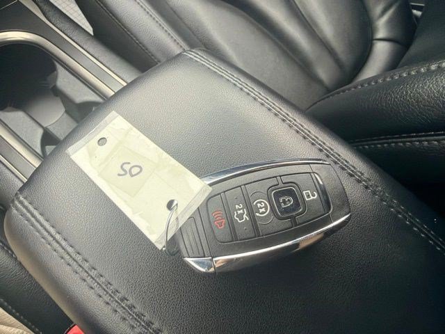 Used 2017 Ingot Silver Lincoln Premiere image 34