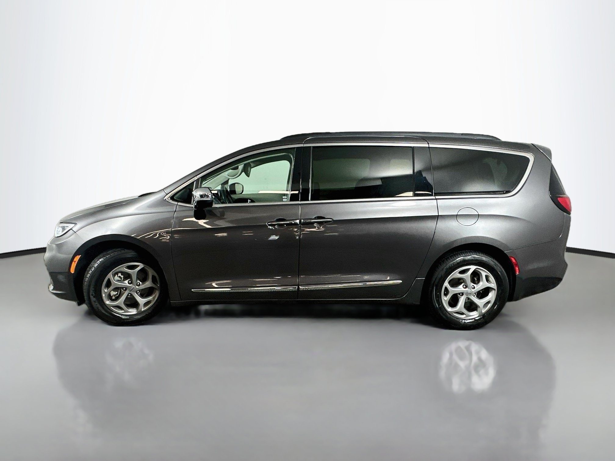 Used 2023 Granite Crystal Metallic Clearcoat Chrysler Limited image 4