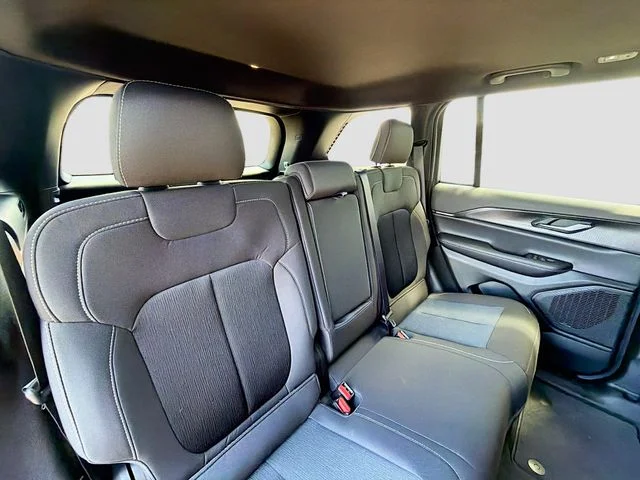 New 2026 Diamond Black Crystal Pearlcoat Jeep Laredo X image 31