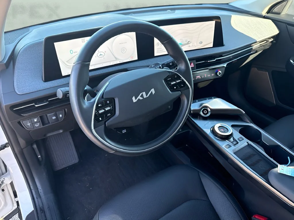 Used 2023 White Kia Wind image 10