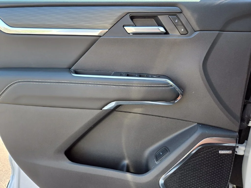 Used 2025 White GMC Elevation image 32