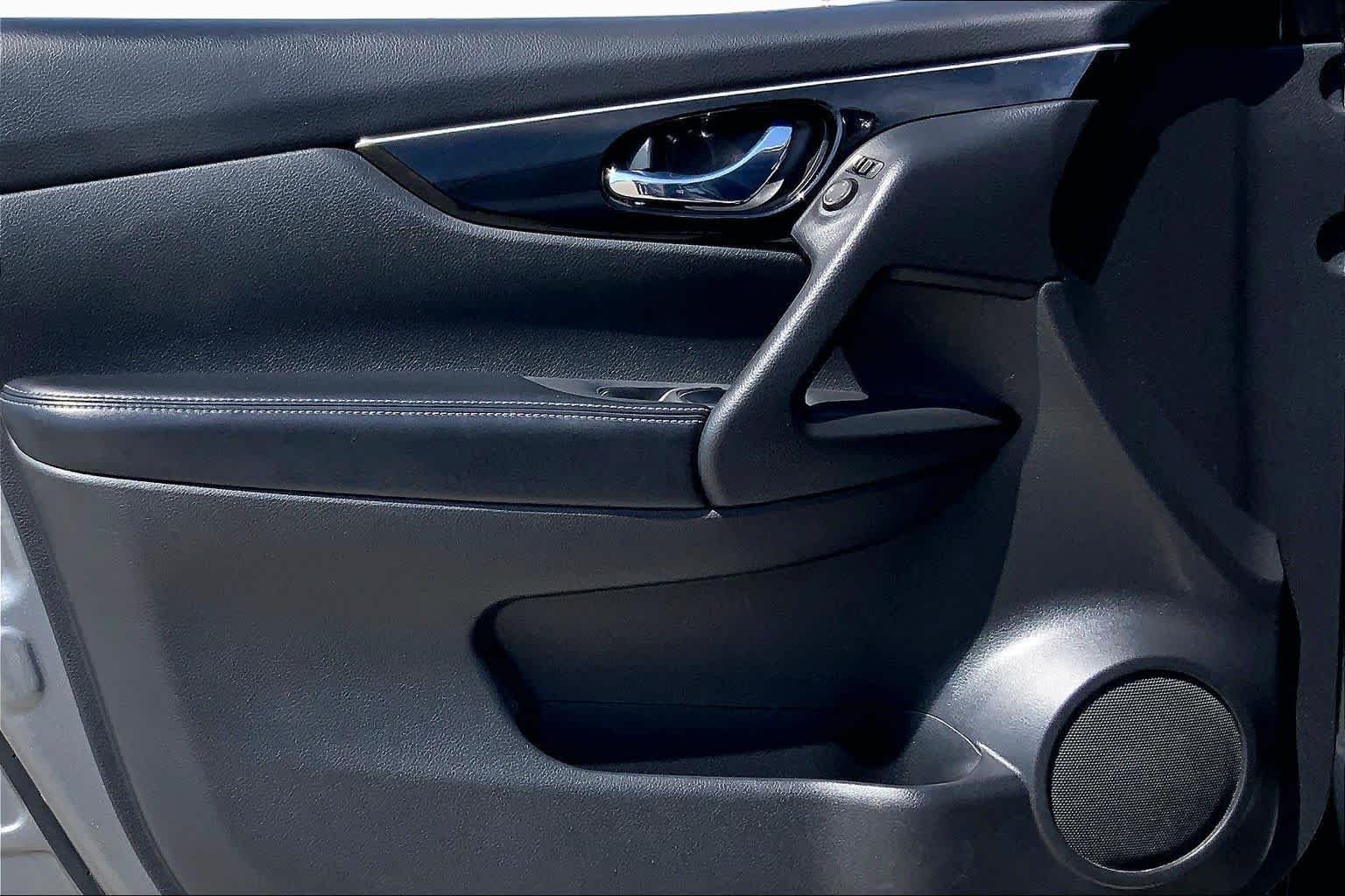 Used 2018 Gun Metallic Nissan SL image 21