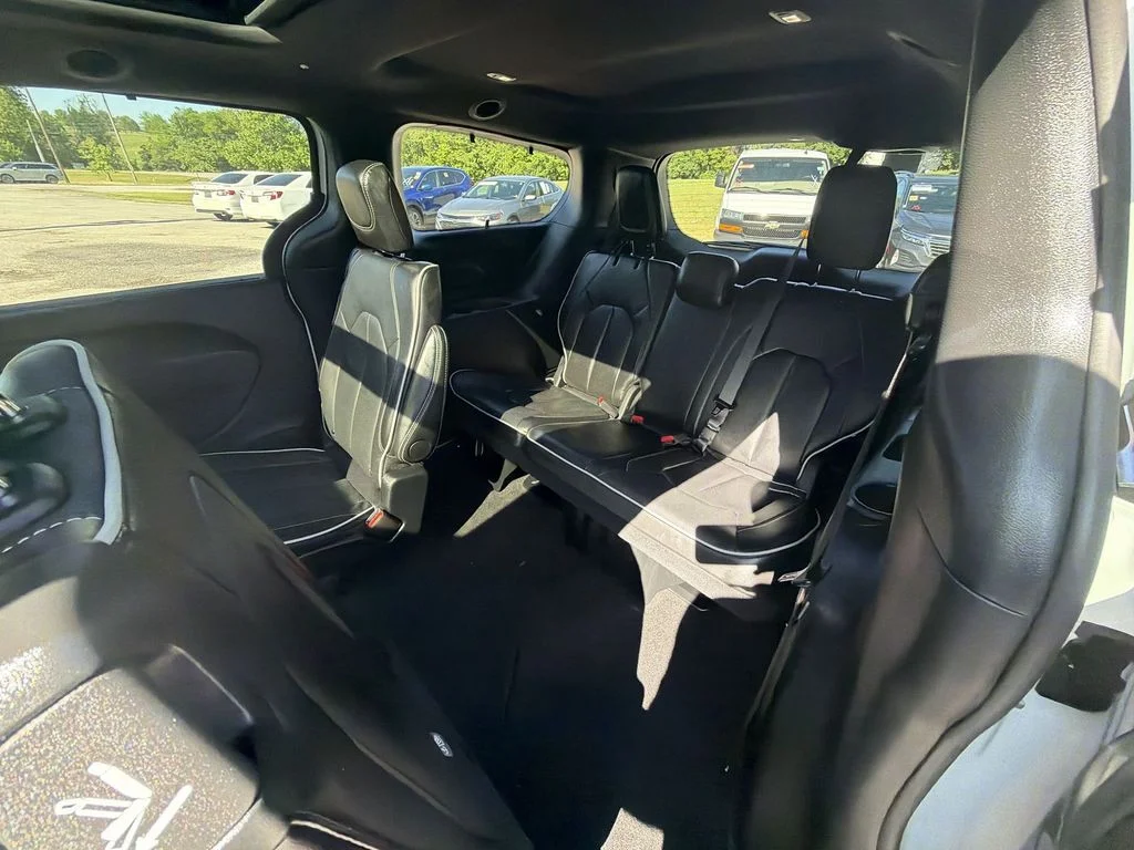 Used 2025 White Chrysler Limited image 24