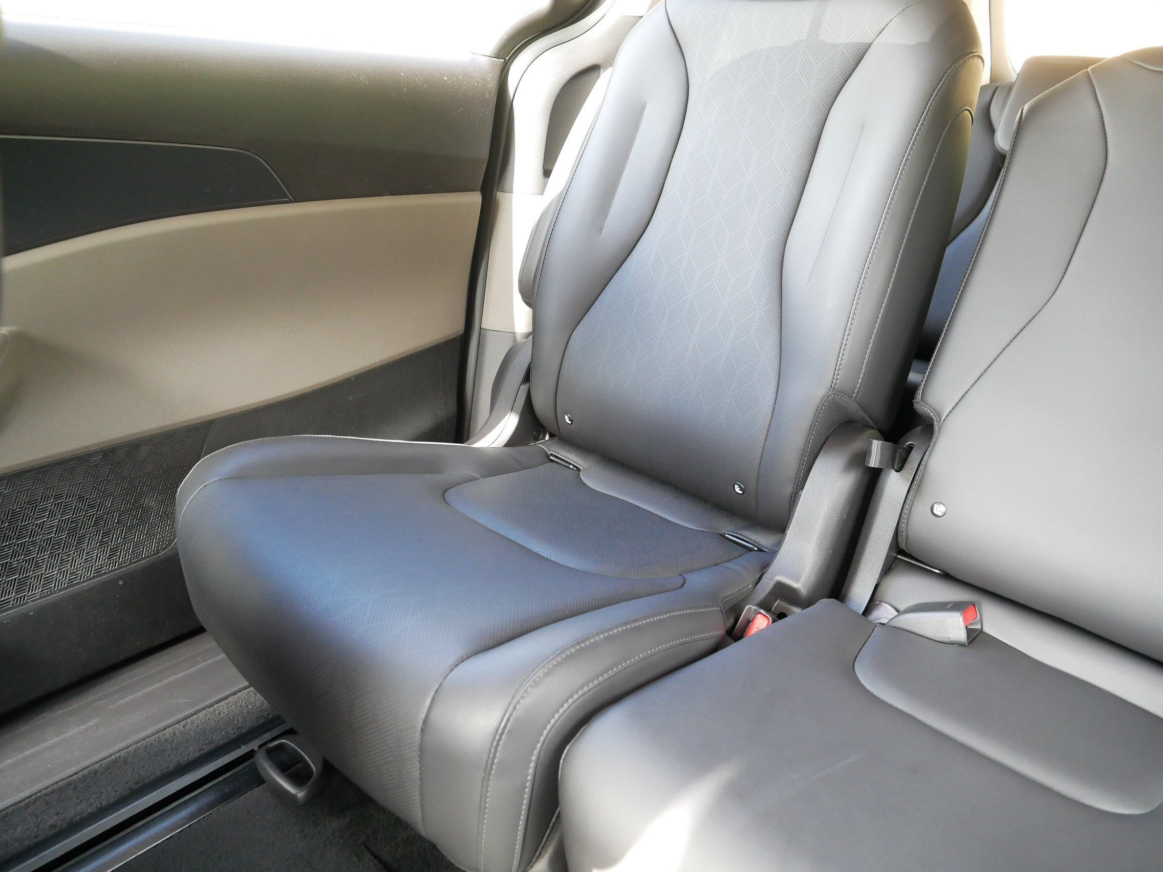 Certified Used 2026 Snow White Pearl Kia LXS image 12