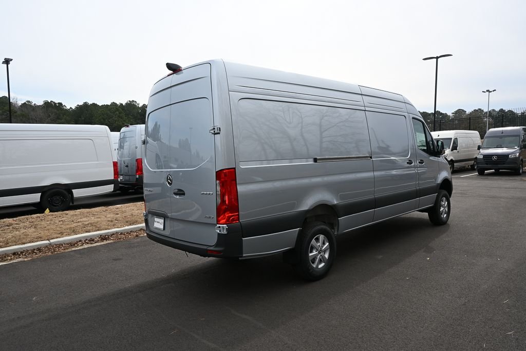 Used 2026 high-tech silver metallic Mercedes-Benz Cargo 170 WB image 25