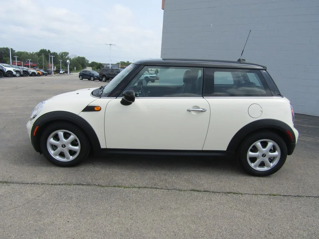 Used 2010 Pepper White MINI Base image 2
