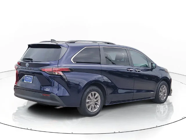 Certified Used 2021  Toyota XLE image 5