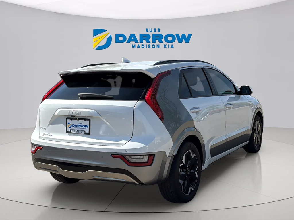 Used 2023 Snow White Pearl Kia Wave image 5