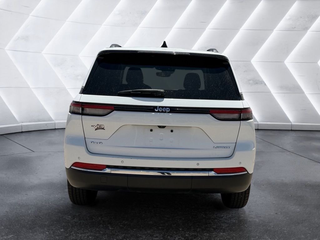 Used 2023 White Jeep Laredo image 3