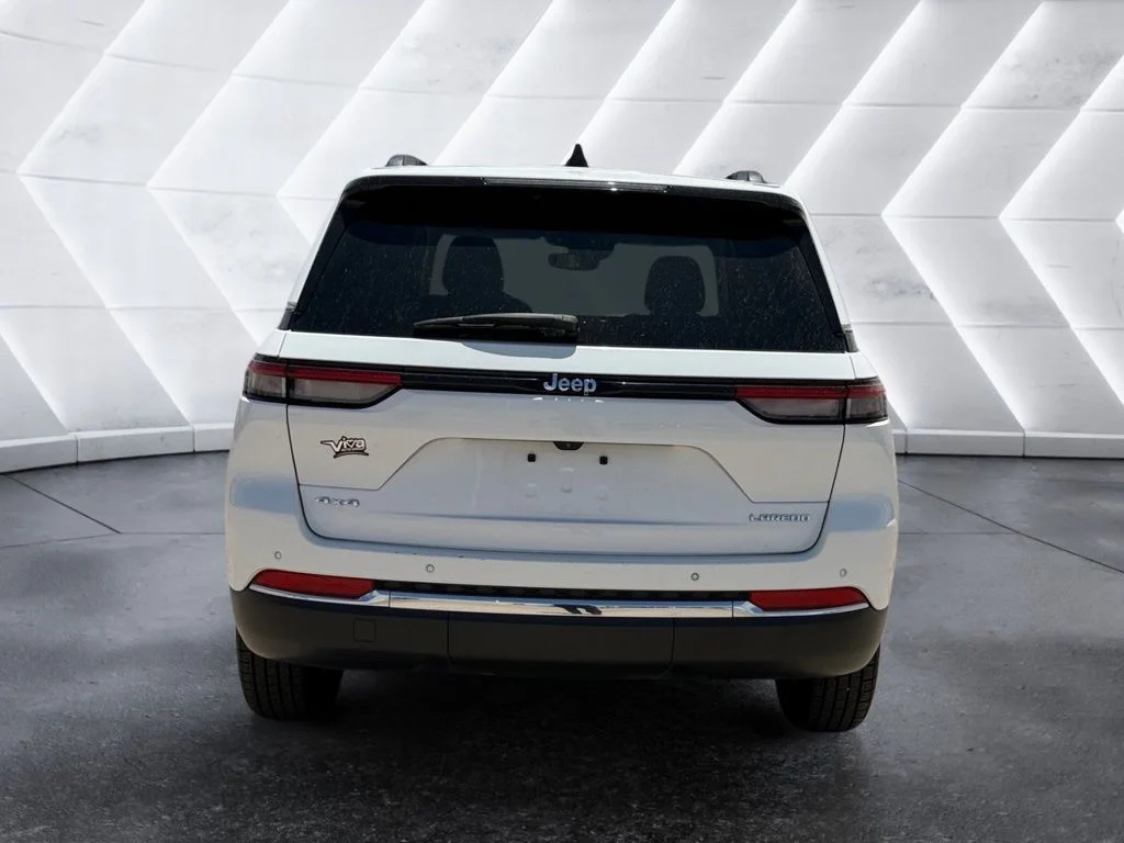 Used 2023 White Jeep Laredo image 3