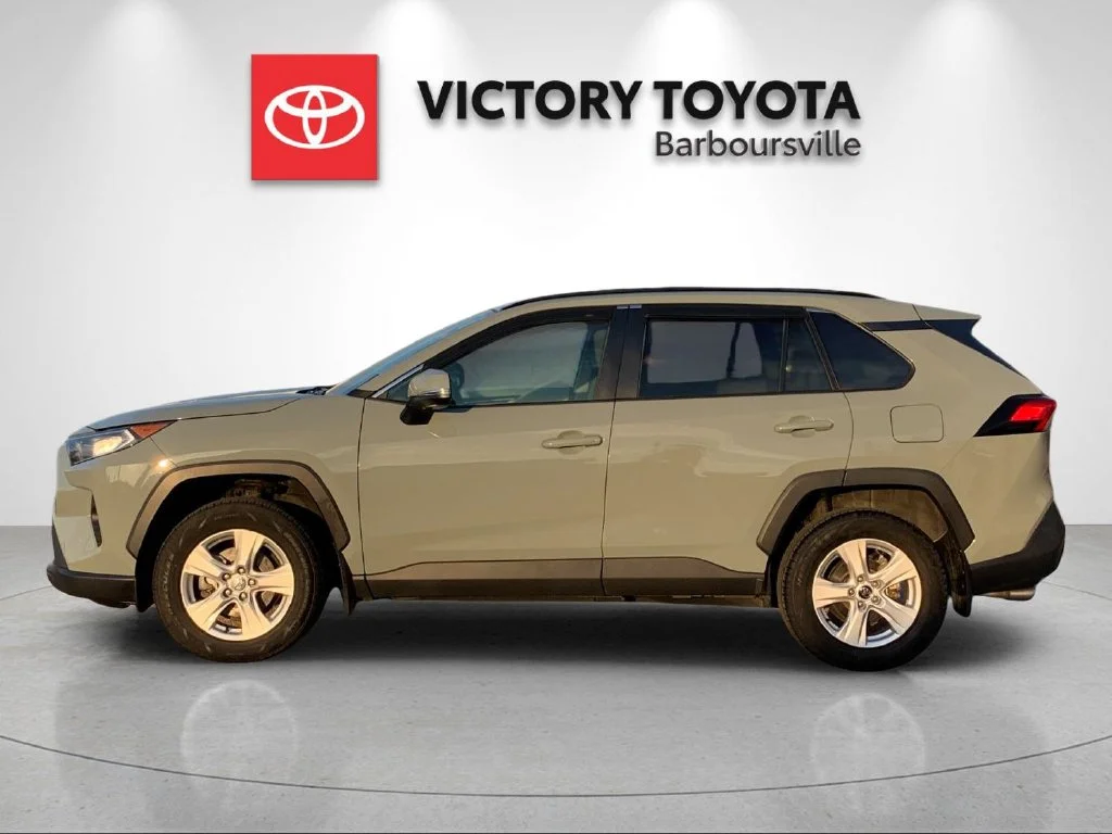 Used 2021  Toyota XLE image 2