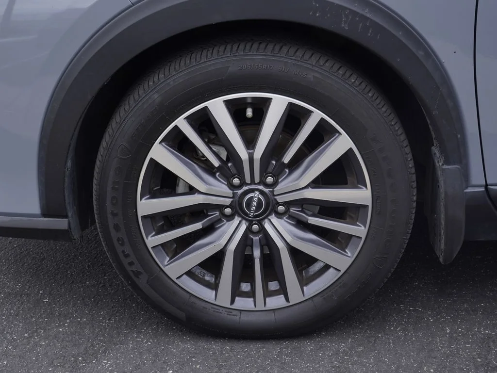Used 2023 Gray Nissan SR image 6