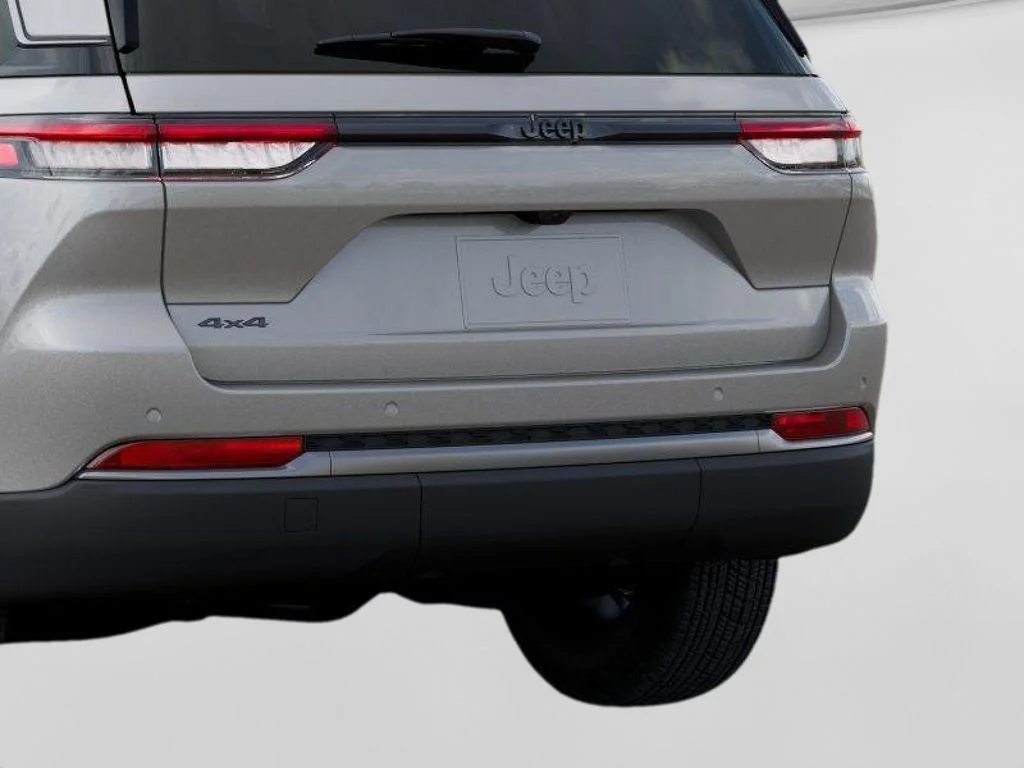 New 2026 Silver Zynith Exterior Paint Jeep Altitude image 13