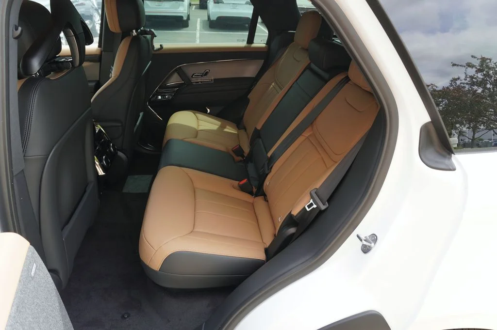 New 2026 Ostuni Pearl White Land Rover Dynamic SE image 34