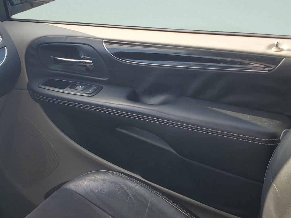 2014 Chrysler Town & Country Touring-L - Photo 13
