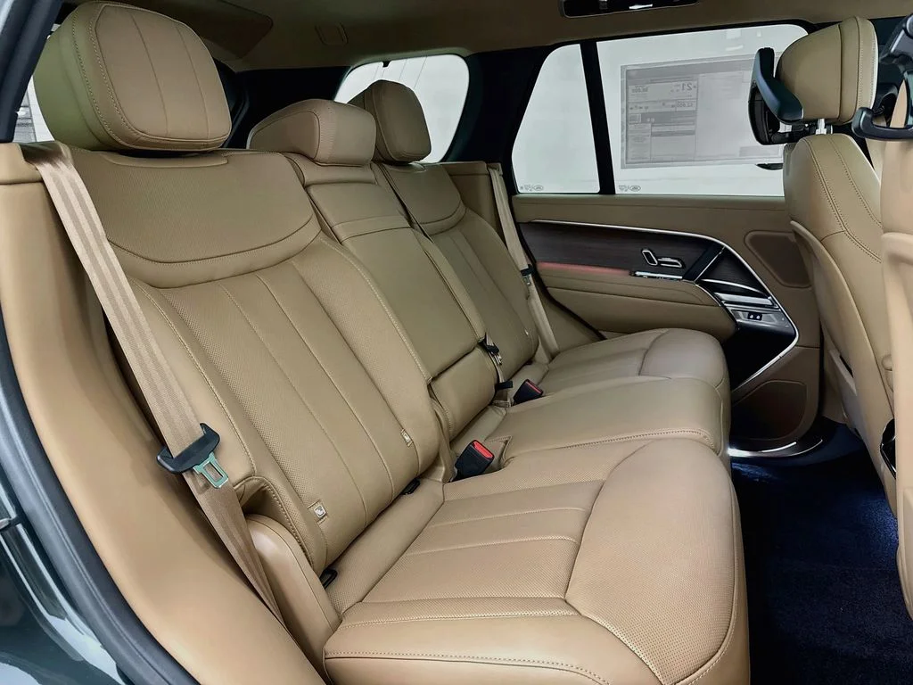New 2027 Belgravia Green Land Rover SE image 29