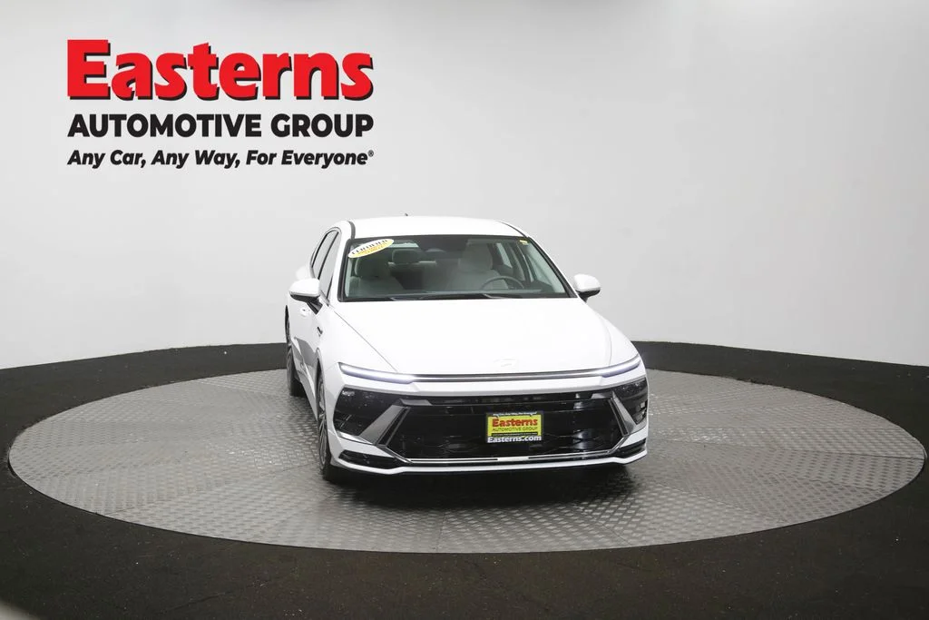 Used 2025 White Hyundai SEL image 51
