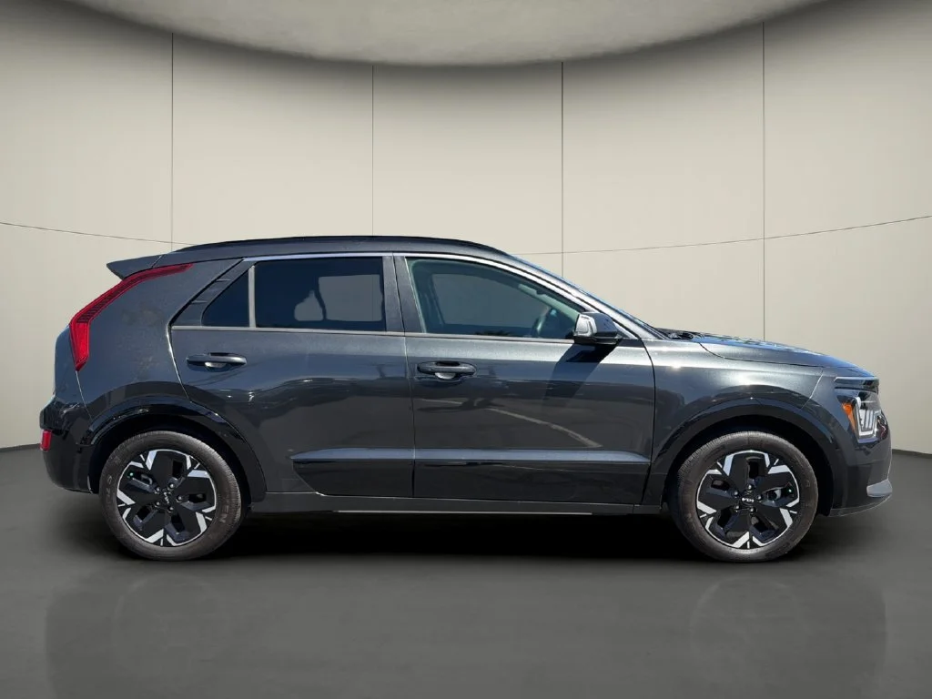 Used 2023 Gray Kia Wind image 8