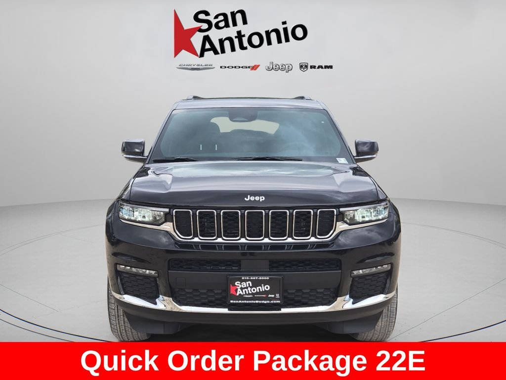 New 2025 Diamond Black Crystal Pearl-Coat Exterior Paint Jeep Limited image 3