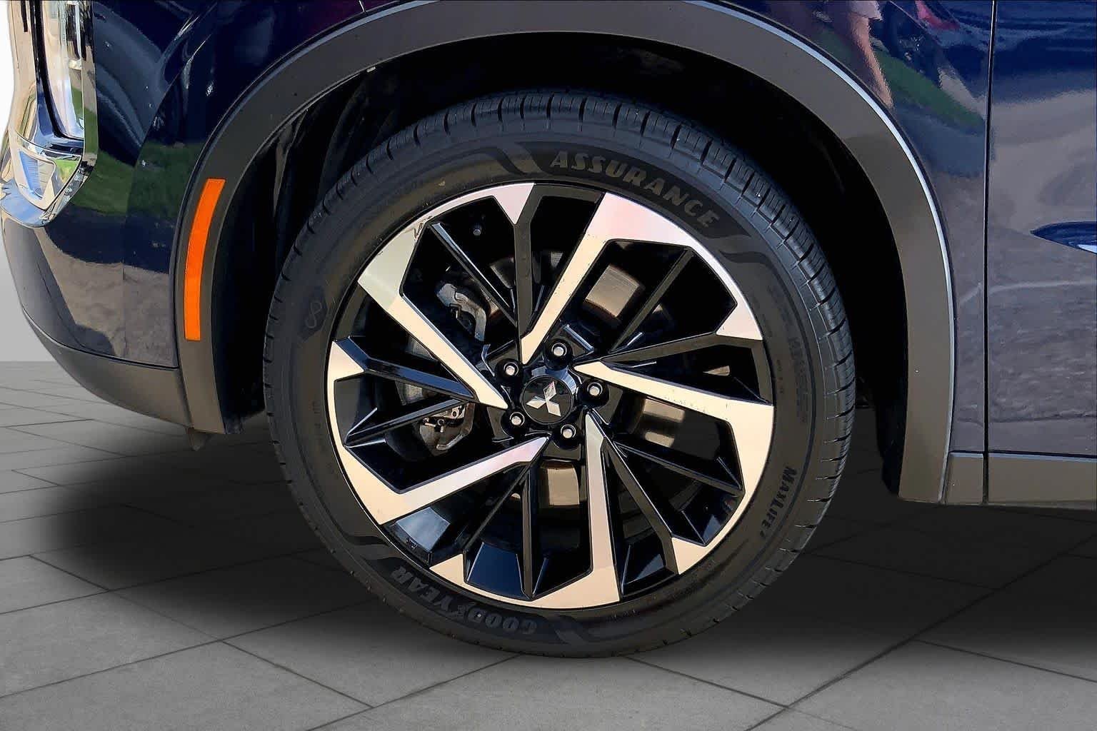 Used 2023 Cosmic Blue Metallic Mitsubishi SE image 11