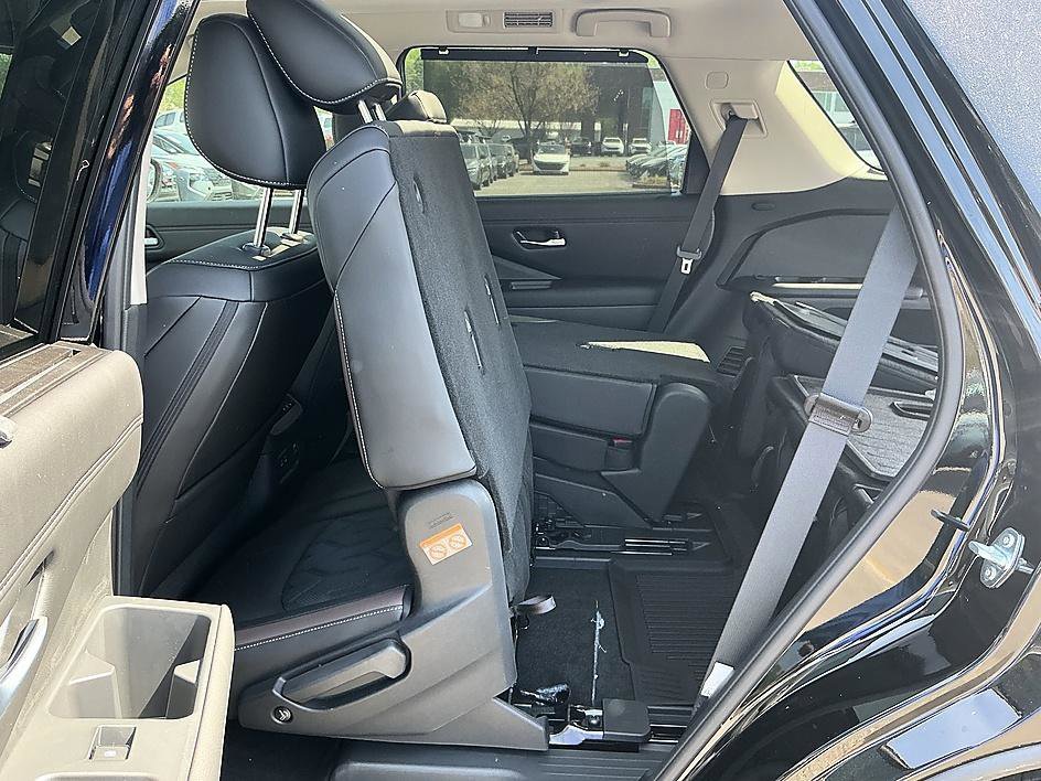 New 2026 Boulder Gray Pearl / Super Black Two-tone Nissan Platinum image 25