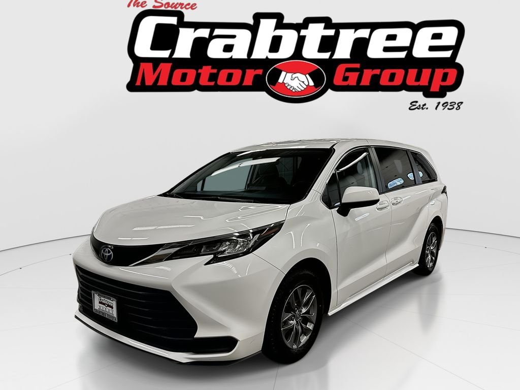 2023 Toyota Sienna LE FWD photo
