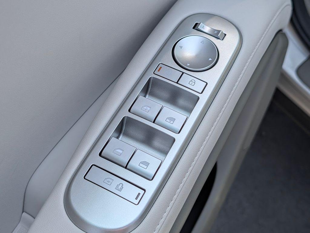 New 2027 Silver Hyundai Blue SEL 7P image 21